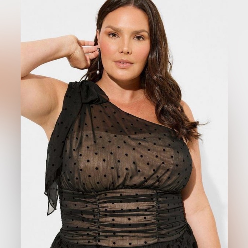 NEW WITH TAGS 🏷️ TORRID One Shoulder Crop Top